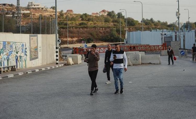 إغلاق شامل بالضفة الغربية وقرار إسرائيلي مفاجئ بشأن العمال الفلسطينيين