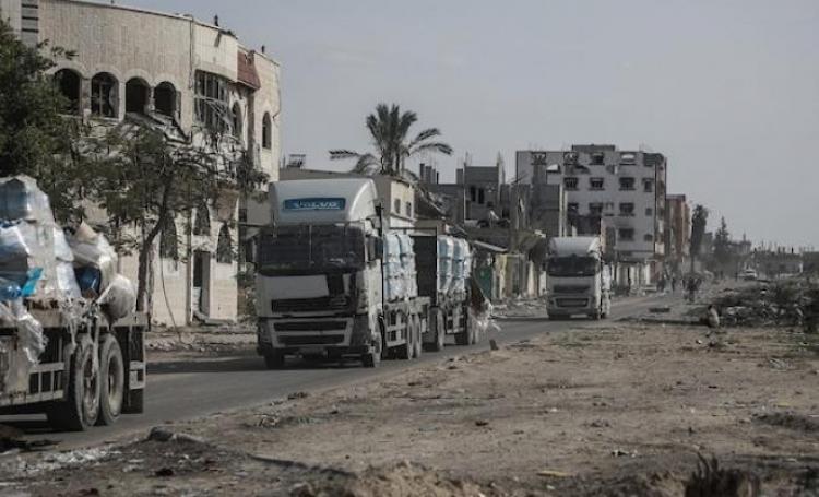 دخول شاحنات مساعدات وبضائع إلى غزة