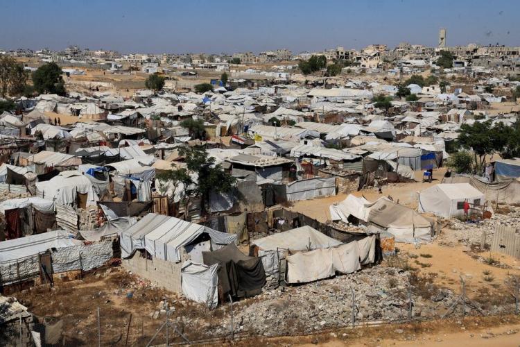 مخيم لاجئين في خان يونس بجنوب قطاع غزة يوم 8 يوليو تموز 2026. تصوير: حسيب الوزير - رويترز