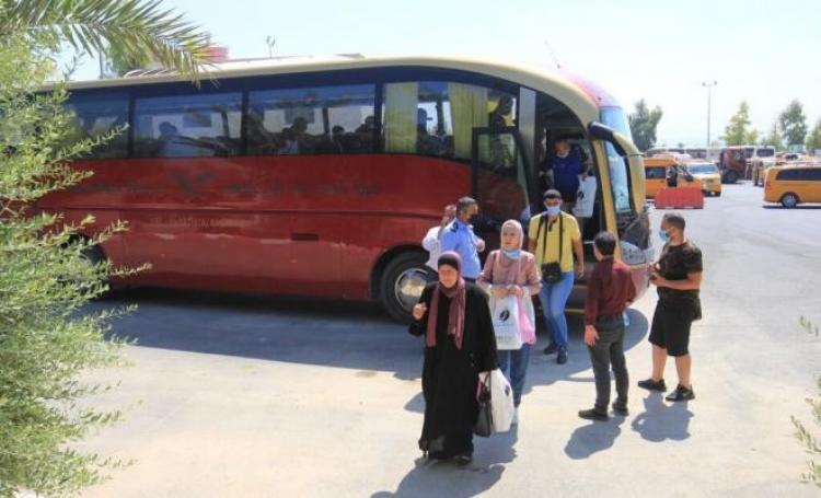 مسافرون عبر معبر الكرامة