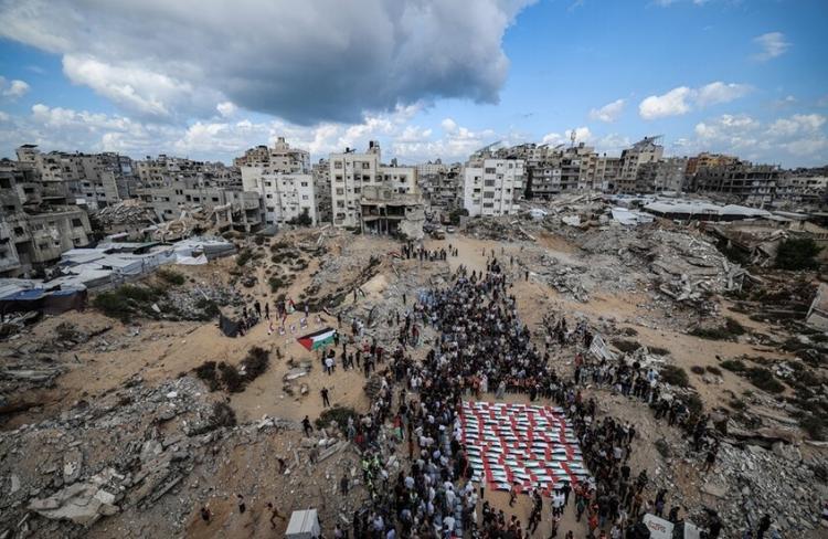 تشييع جماعي لـ110 فلسطينيين بعد انتشال رفاتهم من تحت الأنقاض