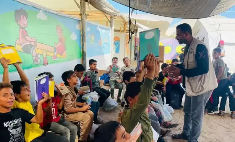 أطفال يستمتعون بالدروس في إحدى أكاديميات الأمل التابعة لمشروع 'قرية أطفال غزة' في قطاع غزة.