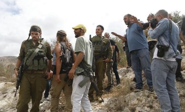 جنود إسرائيليون يساندون مستوطنين خلال اعتداءات على فلسطينيين