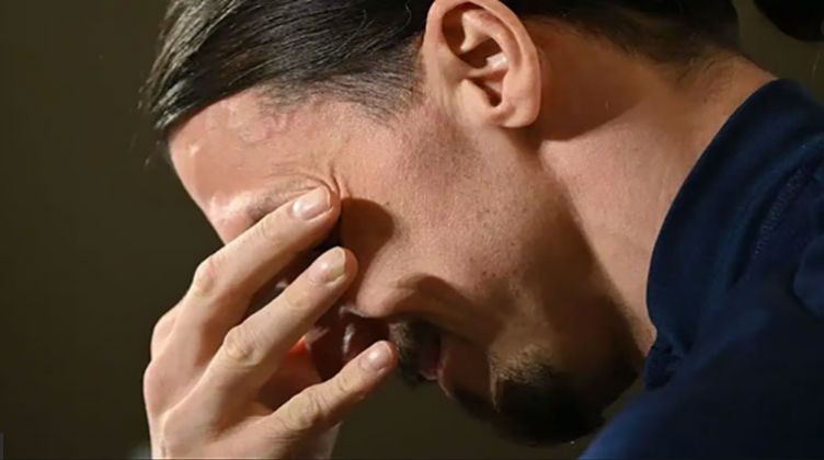 لاعب منتخب السويد زلاتان إبراهيموفيتش وهو يبكي