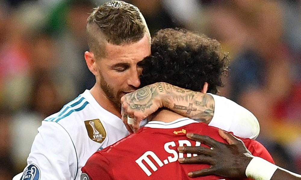 سيرخيو راموس يحضن محمد صلاح عند إصابته في نهائي دوري أبطال أوروبا عام 2018