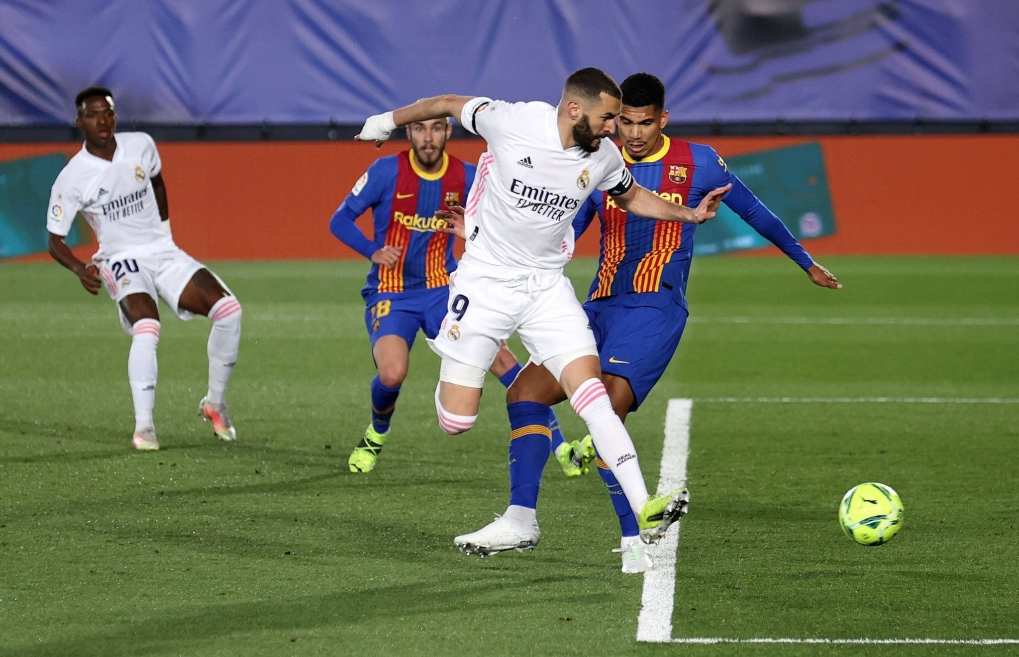 بنزيما أثناء إحراز هدفه في برشلونة بالكلاسيكو الأخير.jpg