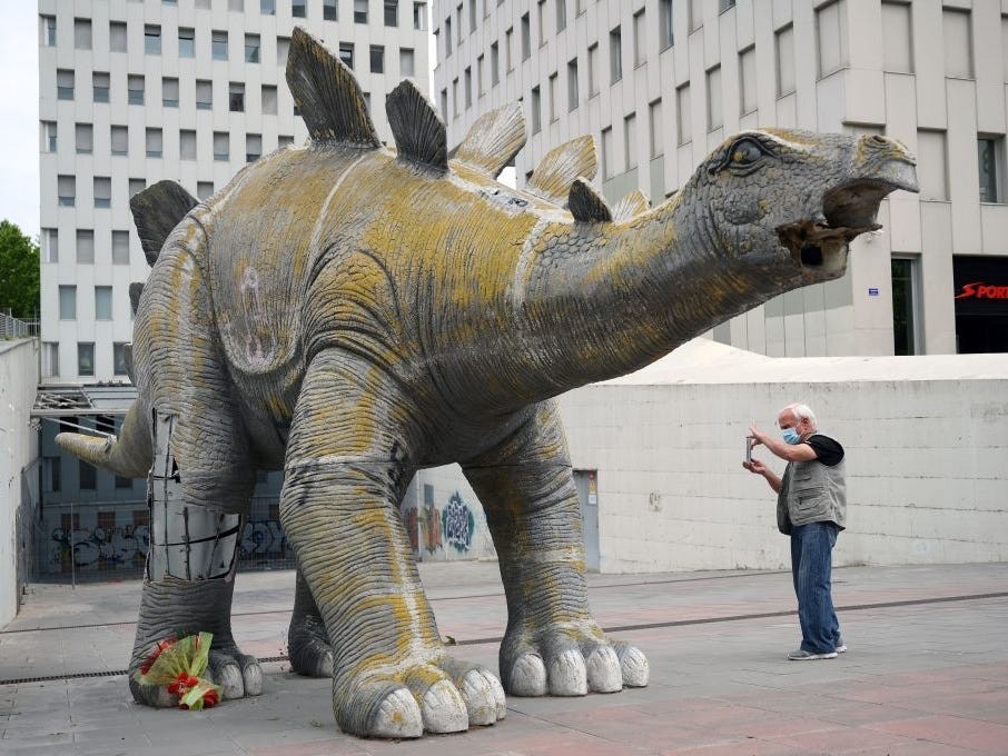 تمثال ديناصور