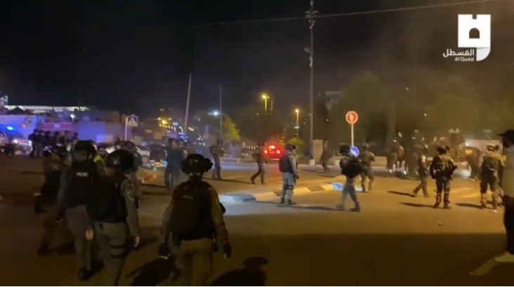 قوات الاحتلال تقمع المتظاهرين في حي الشيخ جراح وتلقي صوبهم قنابل الغاز