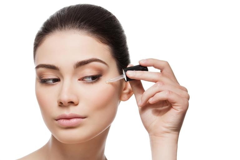 استخدام-السيروم-للعناية-بالبشرة.jpg