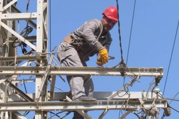 أحد عمال الصيانة في شركة كهرباء غزة