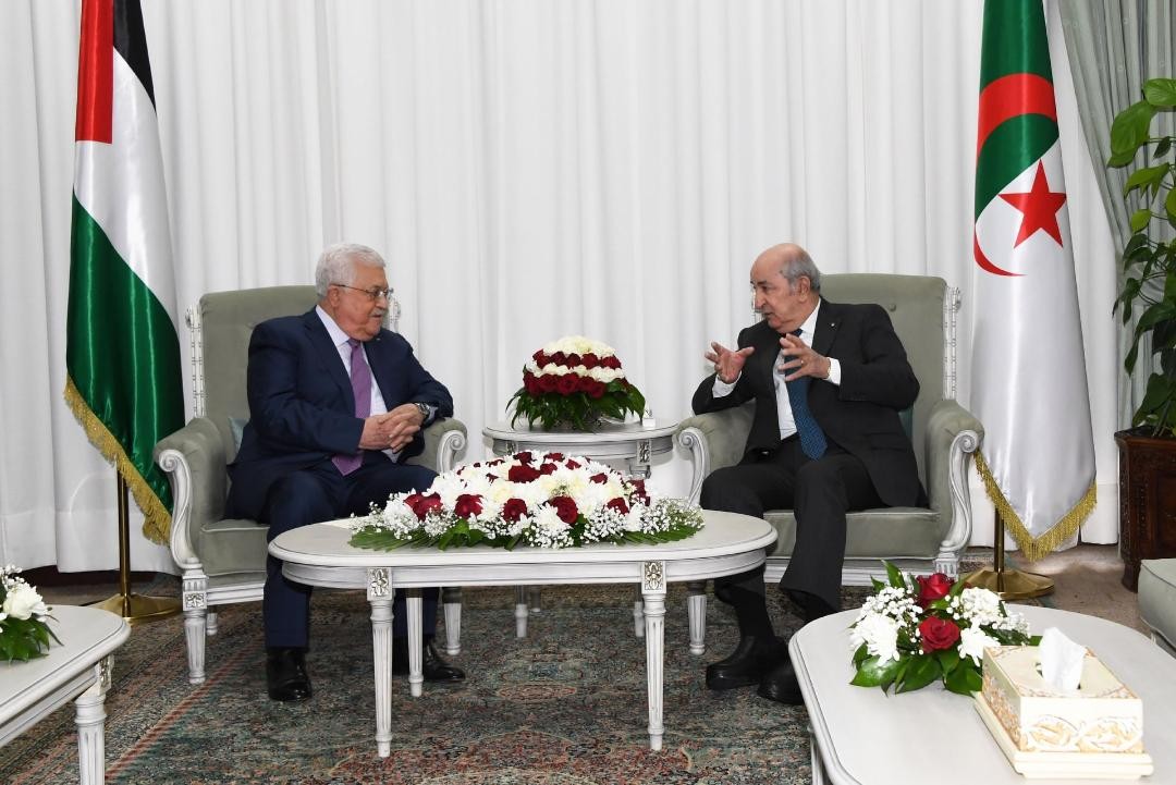 الرئيس محمود عباس والرئيس الجزائري عبدالمجيد تبون