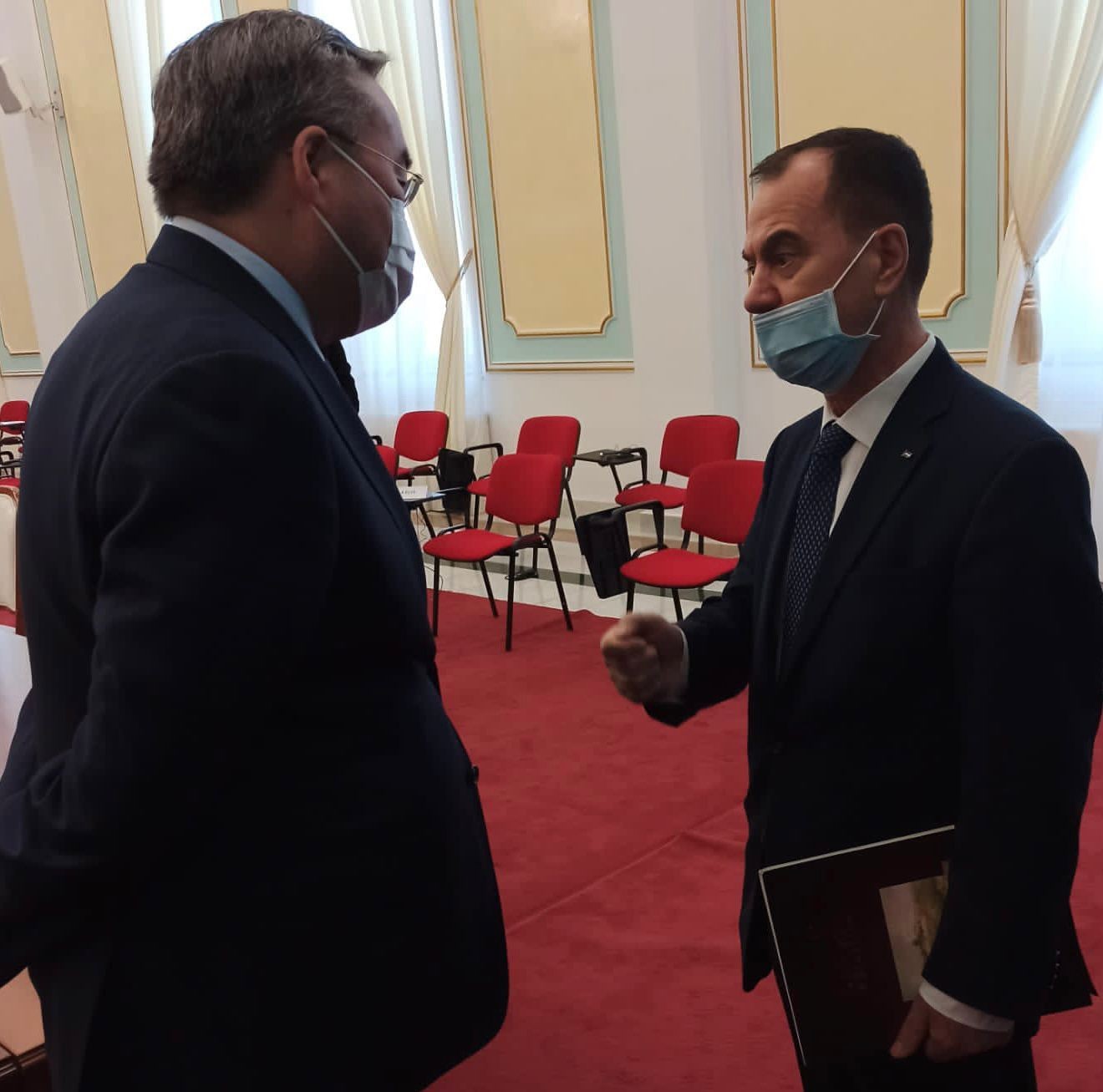 السفير الفلسطيني في كازاخستان منتصر ابو زيد مع وزير الخارجية الكازاخستاني على هامش الاجتماع