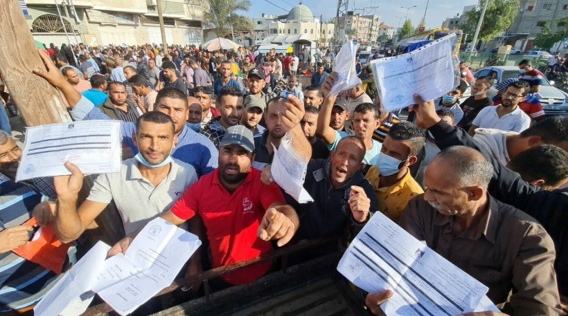 عمال يقفون لتقديم طلب الحصول على تصريح للعمل في اسرائيل