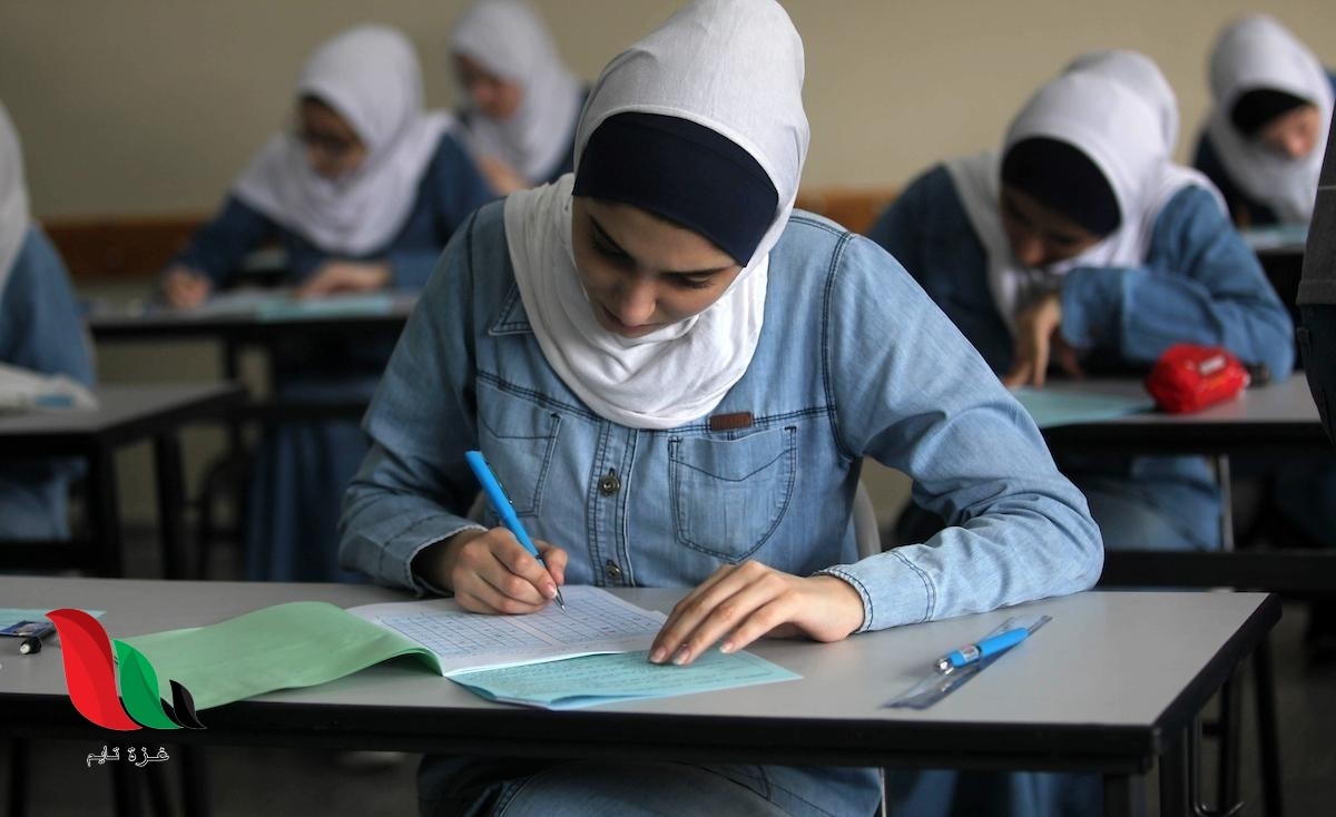 طالبات توجيهي يؤدين الامتحان في احدى المدارس الفلسطينية