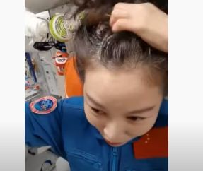 رائدة فضاء توثق عملية غسل شعرها في فيديو