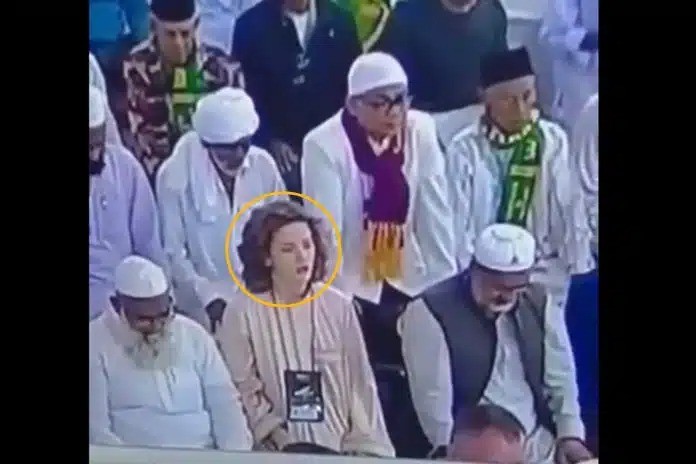 امرأة تصلي في المسجد النبوي