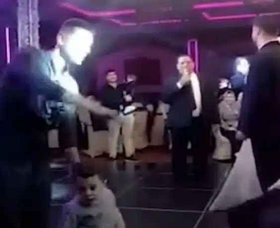 رجل يطلق زوجته خلال حفل زفاف ابنتها