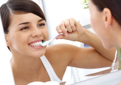 تنظيف الأسنان أثناء الاستحمام