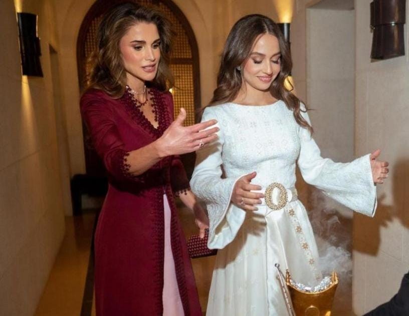 الملكة رانيا العبدالله وابنتها الاميرة ايمان خلال الحنة