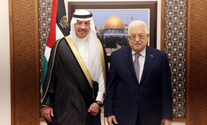 الرئيس محمود عباس يستقبل السفير السعودي
