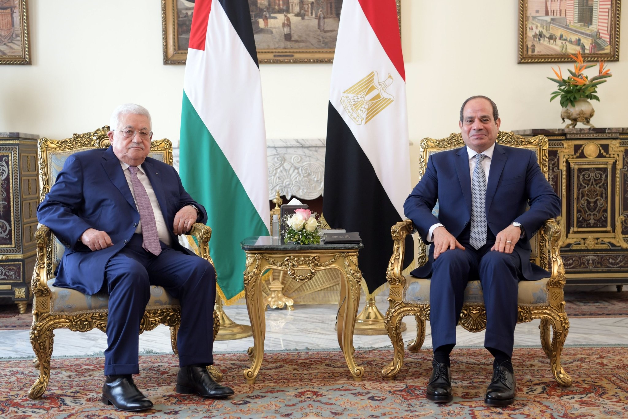 الرئيس الفلسطيني محمود عباس ونظيره المصري السيسي