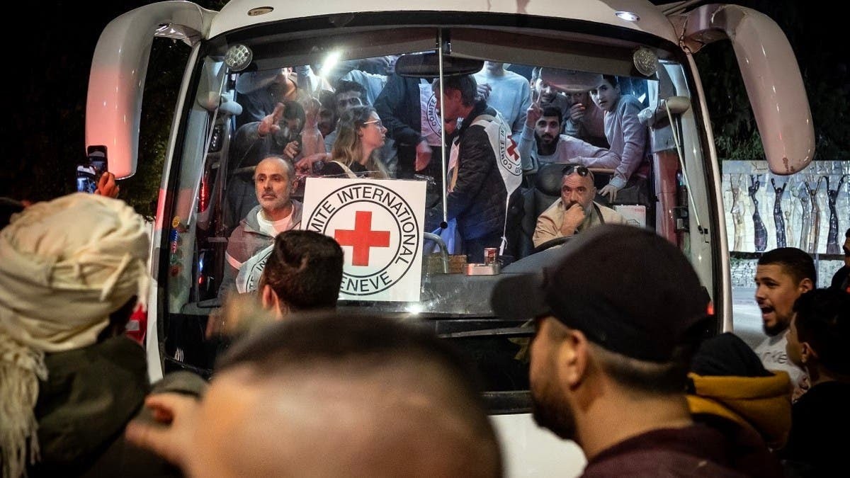 الصليب الأحمر يتولى تسليم الأسرى لإسرائيل - رويترز