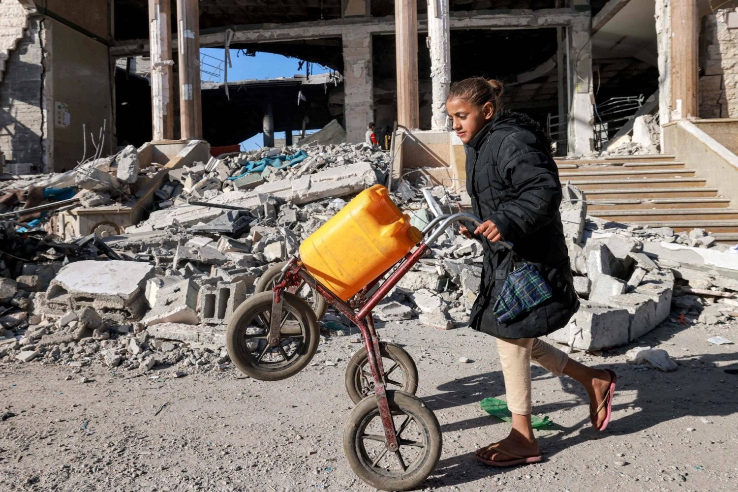 طفلة تبحث عن ماء في غزة