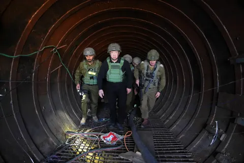 وزير الجيش الإسرائيلي يوآف غالانت (في الوسط) داخل نفق