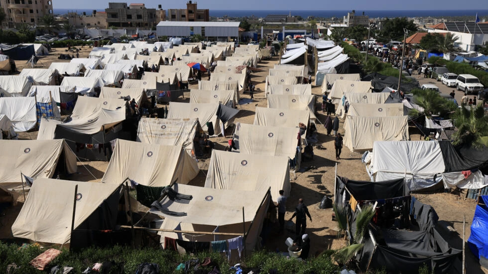 خيام للاجئين فلسطينيين تقيمها الأمم المتحدة وسط خان يونس بتاريخ 19 أكتوبر 2023 © محمود الهمص / ا ف ب