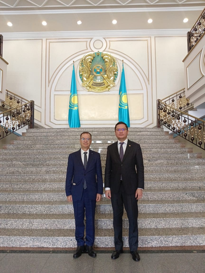 السفير منتصر أبو زيد ومدير ادارة الشرق الأوسط بالخارجية الكازاخستانية