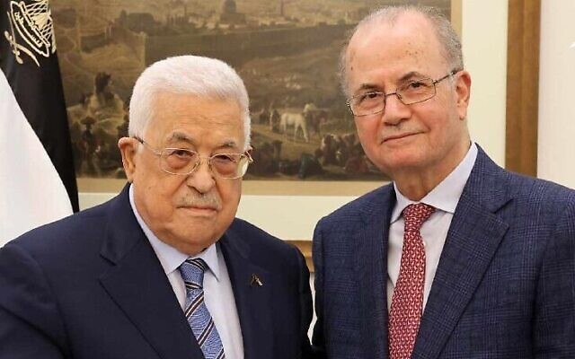 الرئيس محمود عباس (يسار) مع رئيس الوزراء المكلف محمد مصطفى في رام الله،  (Wafa)