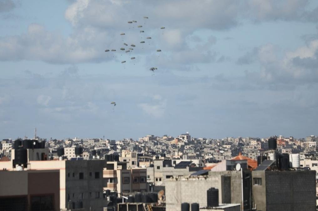 انزال المساعدات جوا على قطاع غزة