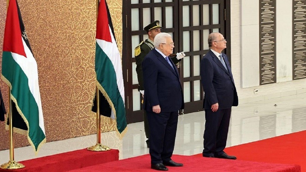 الرئيس الفلسطيني محمود عباس ورئيس الوزراء محمد مصطفى