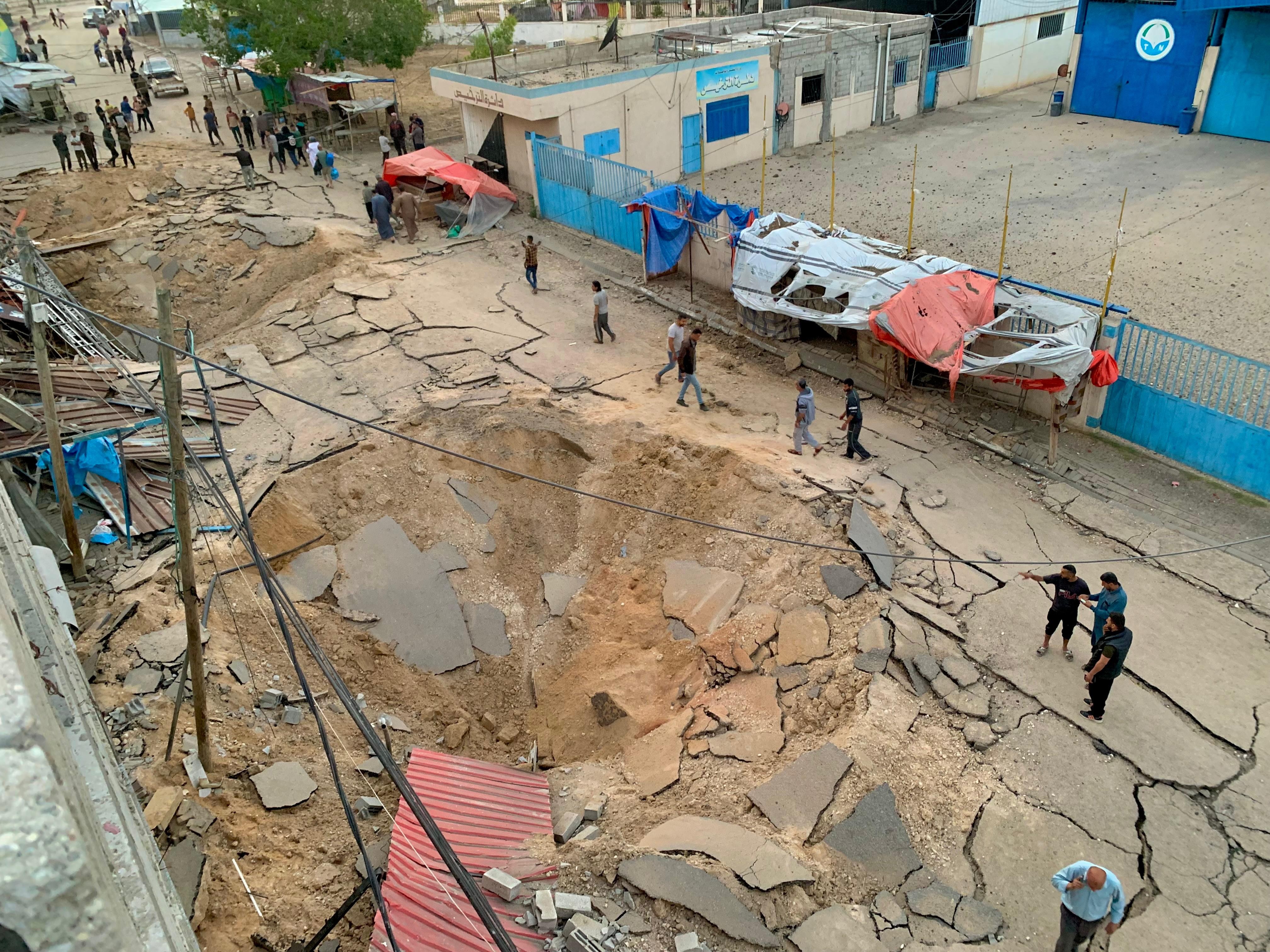 دمار كبير داخل مستشفى غزة الأوروبي وفي محيطه أدى إلى خروجه من الخدمة-أحلام عبد القادر-البوابة 24.JPG