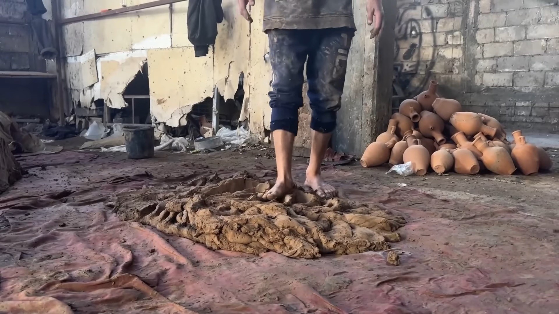 صناعة الفخار بغزة.jpg